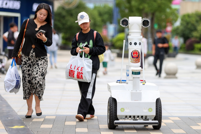 Một robot tuần tra của cảnh sát Chu San (Chiết Giang, Trung Quốc) đang vận hành qua mạng 5G. Ảnh: Reuters