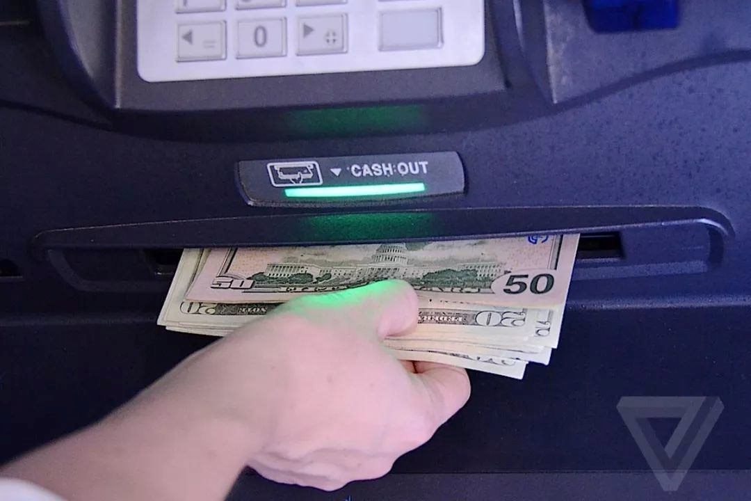 Chở cả túi tiền đến ATM gửi vào tài khoản, người đàn ông bị cảnh sát bắt ngay lập tức!- Ảnh 1.