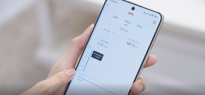 Người dùng theo dõi lượng điện tiêu thụ qua app. Ảnh: Comfee