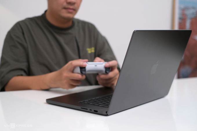 Chơi game chưa thể là điểm mạnh trên MacBook Pro. Ảnh: Tuấn Hưng