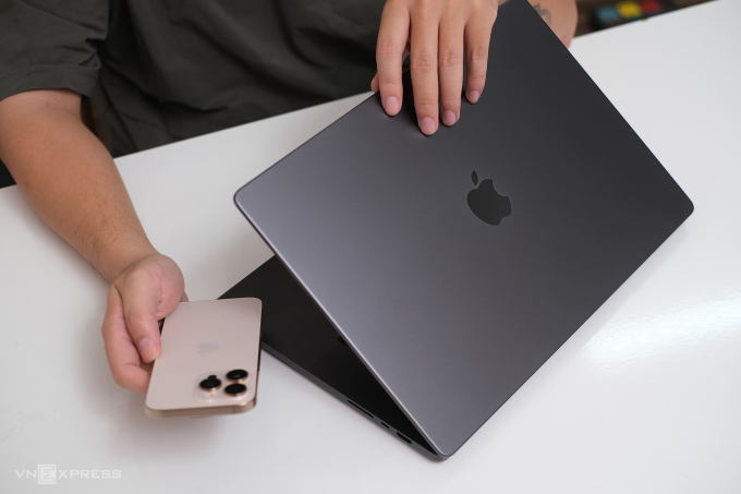 MacBook Pro 16 inch bản màu đen Space Black và iPhone 16 Pro Max màu vàng sa mạc. Ảnh: Tuấn Hưng