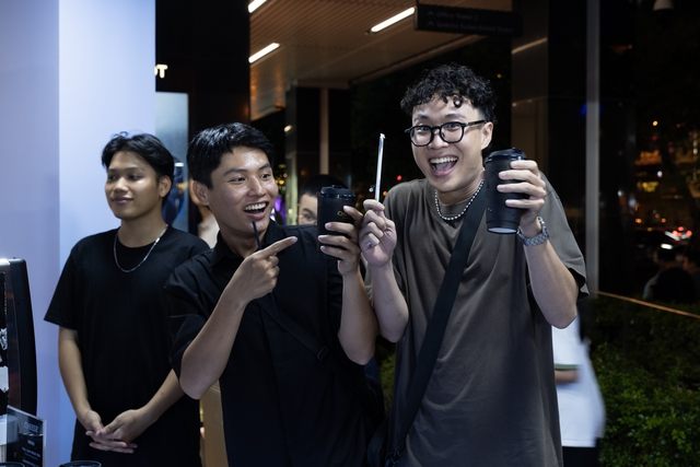 Giới trẻ hào hứng check-in Interactive Galaxy AI Cafe tại Saigon Centre: Chỉ một chạm, chia sẻ muôn cảm xúc- Ảnh 1.