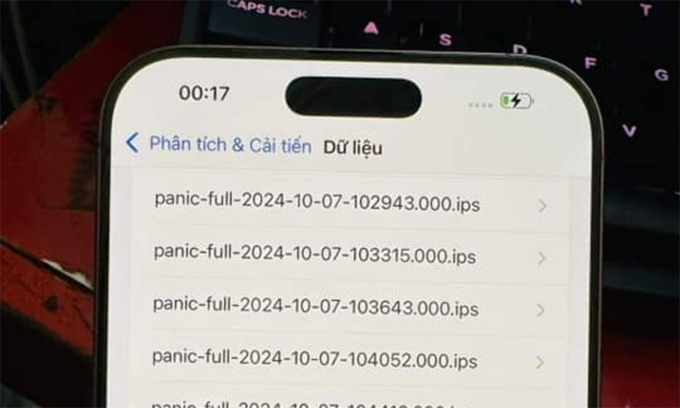 Dòng lỗi Panic Full trên một điện thoại iPhone 16 Pro Max. Ảnh: Hưng Thịnh