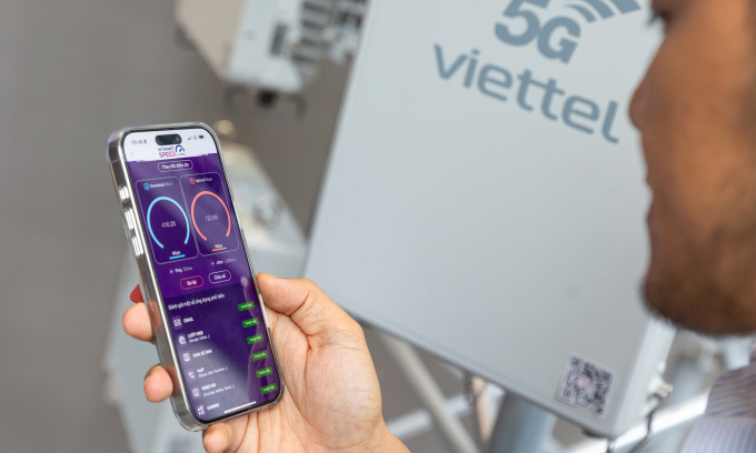 Một người đang đo tốc độ mạng 5G trên điện thoại, tại buổi ra mắt sáng 15/10. Ảnh: Lưu Quý