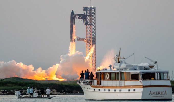 Tàu SpaceX Starship cất cánh từ Starbase gần Boca Chica, Texas, vào ngày 13/10 năm 2024 để thực hiện chuyến bay thử nghiệm Starship Flight 5.  Ảnh: AFP