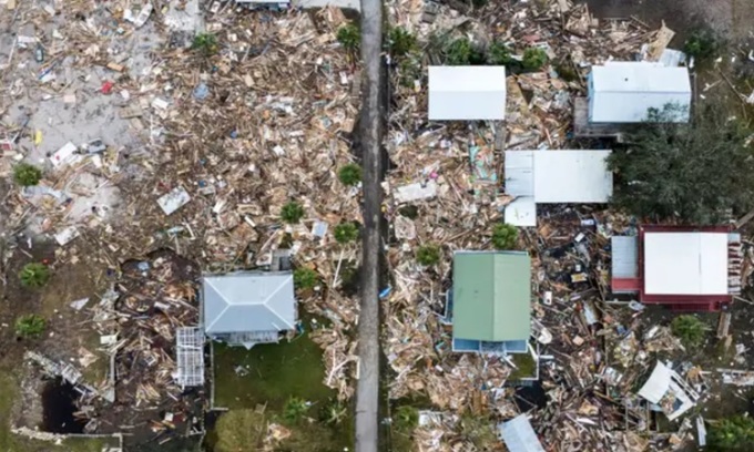 Mảnh vỡ bao quanh những ngôi còn nguyên vẹn sau khi bão Helena tràn vào bãi biển Horseshoe, Florida. Ảnh: AFP