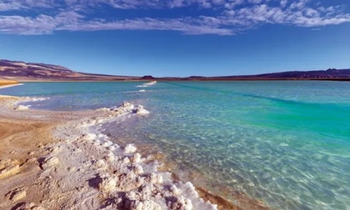 Nước muối giàu lithium bay hơi ở mỏ Silver Peak tại thung lũng Clayton, bang Nevada. Ảnh: Scott Thibodeaux