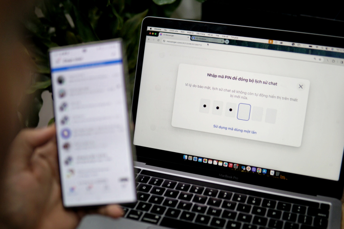 Một người đang nhập mã PIN để đồng bộ lịch sử chat trên Messenger. Ảnh: Lưu Quý